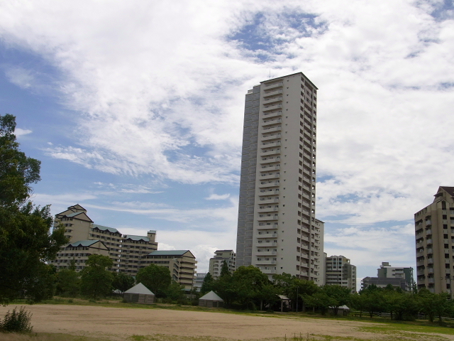 空・イースト8番街・シティヒル遊具・海岸への橋・赤いバス・ヘクソカズラ・タイル洗浄_a0037019_5553855.jpg