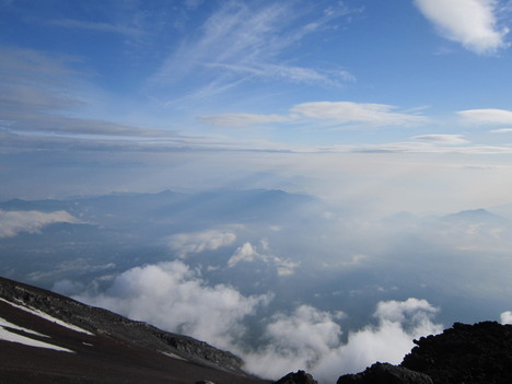 夜明けと噴火口の残雪　　2011　一度目の富士山_d0156625_3244286.jpg