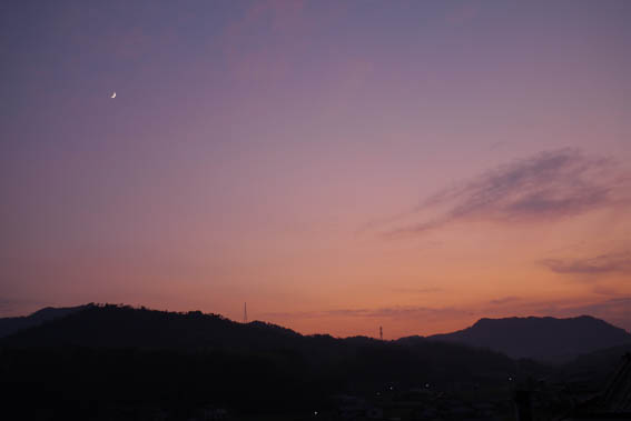 夕焼けと三日月と_f0222692_201101.jpg