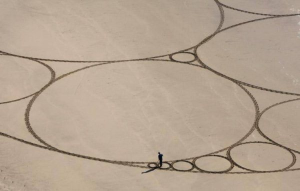 ★【写真・画像あり】：現代の地上絵 「ビーチ アート」_a0028694_10365670.jpg