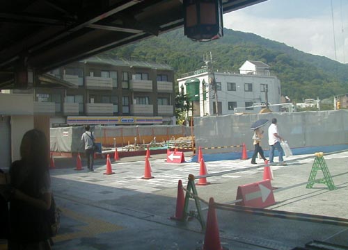 ●嵐山駅前の変化、その112(円形階段、駅舎から広場)_d0053294_12282351.jpg