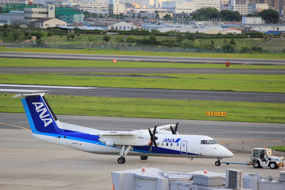 ANA ダッシュ8-300型 トーイング!!_d0202264_20301813.jpg