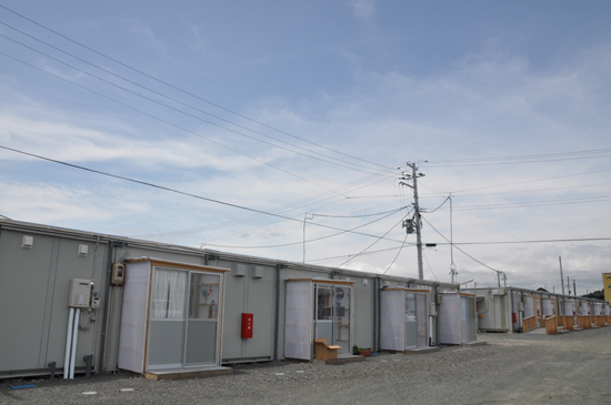 狭すぎる仮設住宅~3.11から4ヵ月_e0171573_22253121.jpg