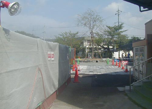 ●嵐山駅前の変化、その113(脇道から広場)_d0053294_1214526.jpg