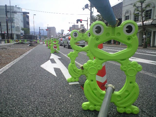 ホテルニューオータニのサクラと街角を歩いて見かけた風景とI will always love you_a0194908_17405295.jpg