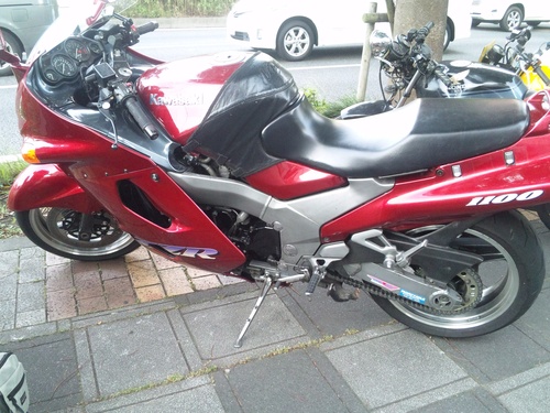 最近、カワサキZZR1100がブレイク!_a0163159_1392386.jpg