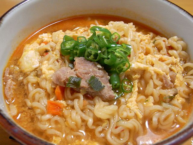 辛ラーメン、青唐二本入れ_e0220163_1329250.jpg