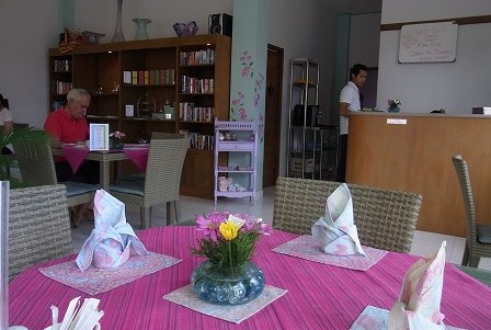 West End Cafeで Afternoon Tea @Sanggingan, Ubud (\'11年3月) 【\'12年春 閉店】_a0074049_0492374.jpg