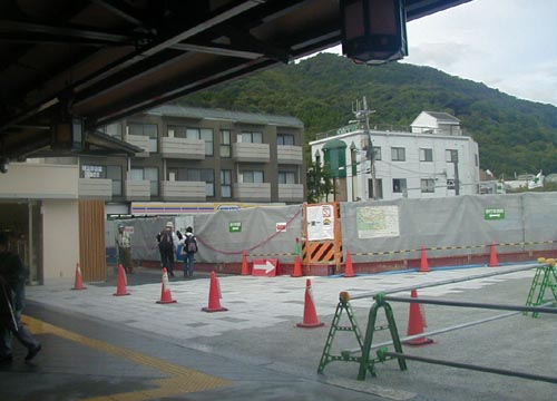 ●嵐山駅前の変化、その１１５（駅舎から広場、脇道から広場）_d0053294_16572035.jpg