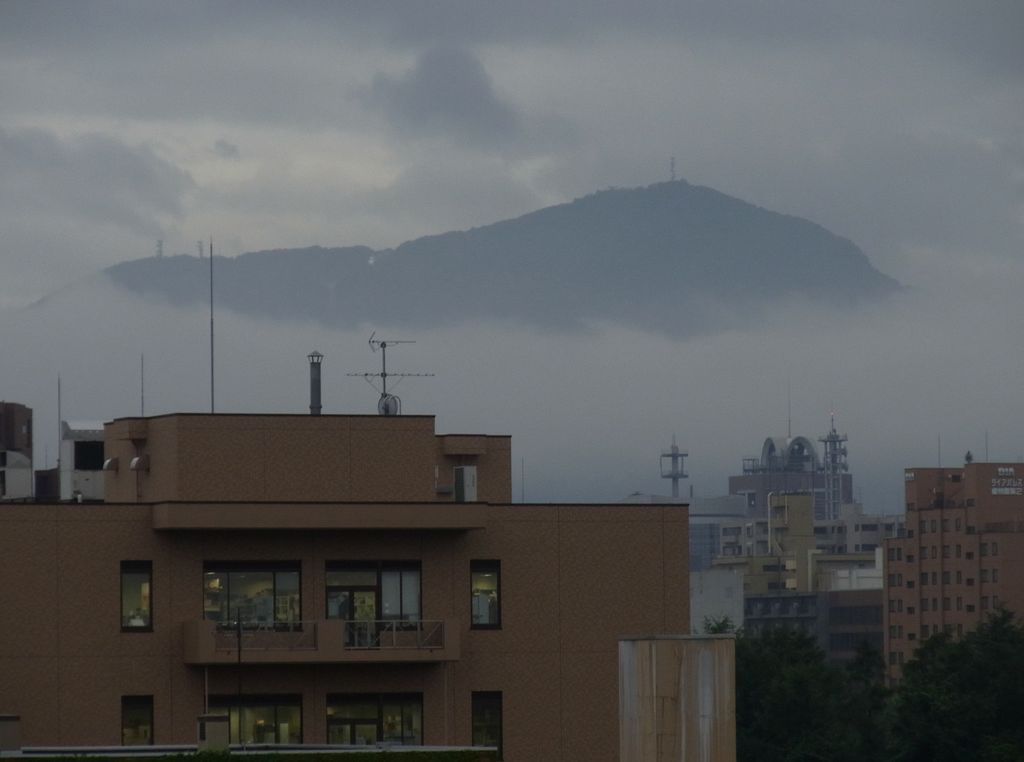 雲海に浮かぶ藻岩山_c0025115_19463661.jpg