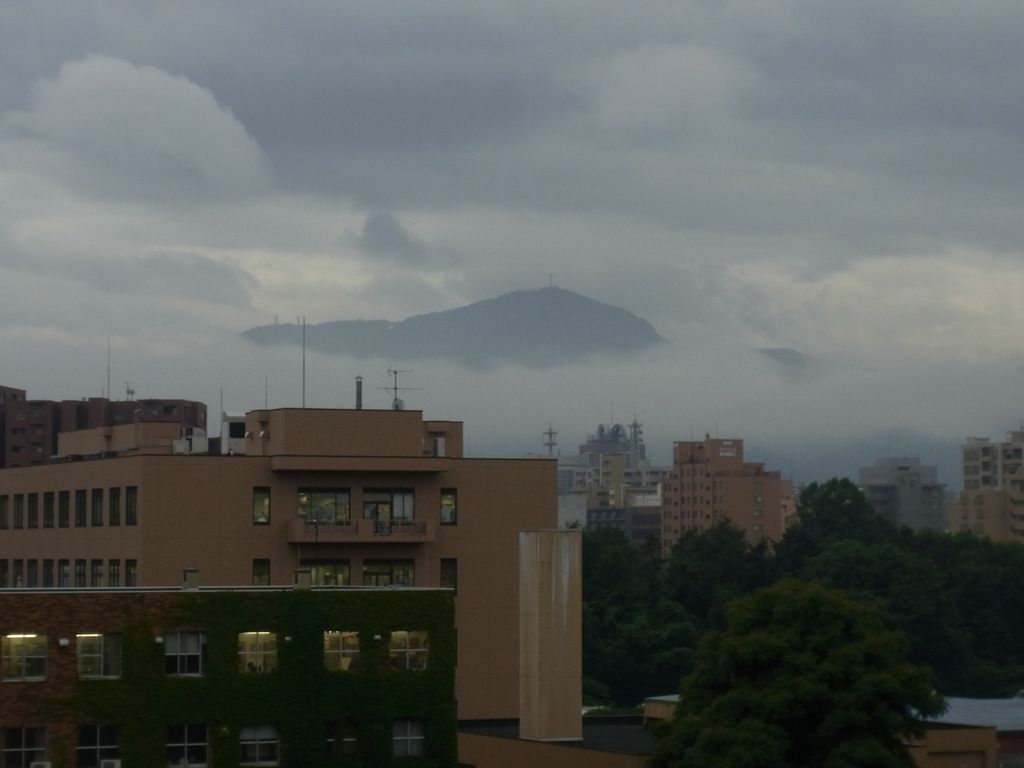 雲海に浮かぶ藻岩山_c0025115_19463819.jpg