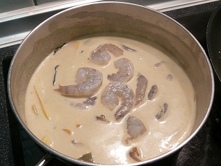 ラム肉のインドカレー と 海老のグリーンカレー_c0149312_1859518.jpg