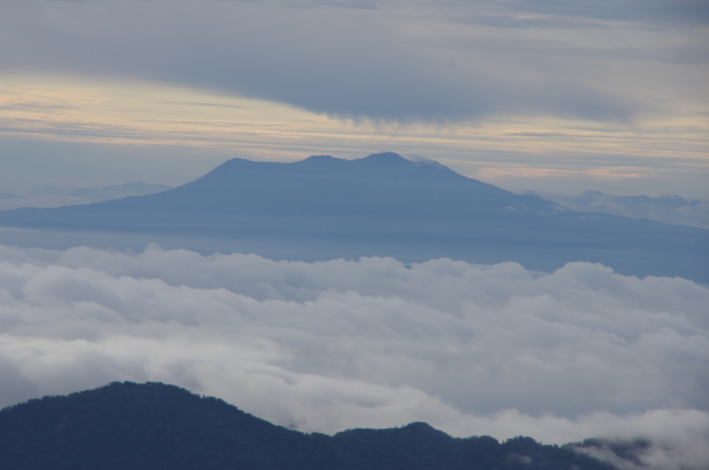 白山から北アルプスをのぞむ_b0050130_336954.jpg