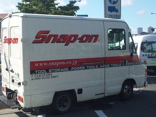 誰の?なんで工場にピアノが・・・_a0163159_2313020.jpg
