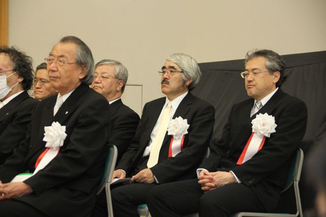 大学 2ヶ月遅れの入学式_b0082977_5493476.jpg