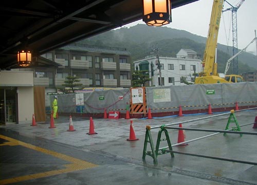 ●嵐山駅前の変化、その116(駅舎から広場、脇道から広場)_d0053294_18192896.jpg
