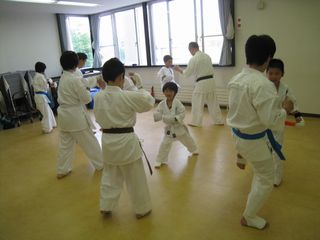 日曜空手は新琴似教室 初の組手!_c0118332_13193866.jpg