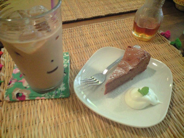 SPICE AND HERB RESTAURANT PUTTU-なんともアンバランスなインテリア―_a0194908_13341699.jpg
