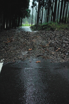 県道を塞ぐ土砂　　　朽木小川・気象台より_c0044819_630287.jpg