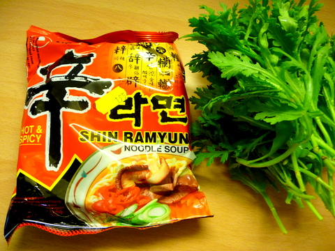 My Favorite Spicy Ramen + Shungiku _c0201334_7215965.jpg