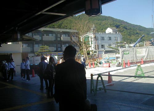 ●嵐山駅前の変化、その118(駅舎から広場)_d0053294_1232247.jpg
