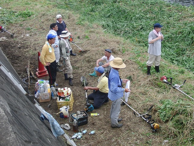 やっぱりヘビが出た！小潤井川の草刈り_f0141310_725447.jpg