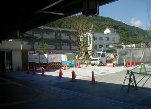 ●嵐山駅前の変化、その119(駅舎から広場、脇道から広場)_d0053294_23173836.jpg