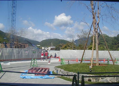 ●嵐山駅前の変化、その119(駅舎から広場、脇道から広場)_d0053294_23175816.jpg
