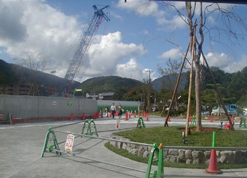 ●嵐山駅前の変化、その121(駅舎から広場、脇道から広場)_d0053294_1363141.jpg
