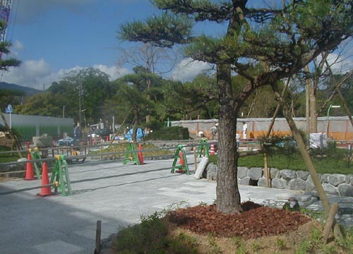 ●嵐山駅前の変化、その121(駅舎から広場、脇道から広場)_d0053294_1365323.jpg