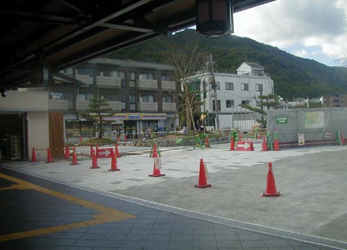 ●嵐山駅前の変化、その121(駅舎から広場、脇道から広場)_d0053294_13664.jpg