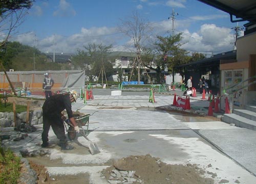 ●嵐山駅前の変化、その121(駅舎から広場、脇道から広場)_d0053294_137166.jpg