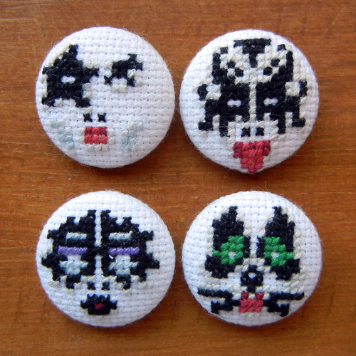 KISS 手刺繍くるみバッジ 【KISS badge】_c0145754_691627.jpg