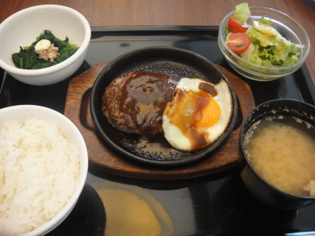 朝からガッツリ ファミレスの目玉焼きハンバーグ定食です Loosetieのグルメダイエット