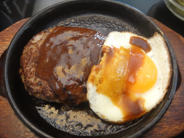 朝からガッツリ、ファミレスの目玉焼きハンバーグ定食です。_d0230658_6524646.jpg