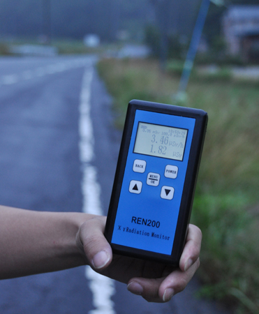 距離に比例しない放射線量の恐ろしさ~飯舘村、原発20kmを測定してきた_e0171573_23293871.jpg