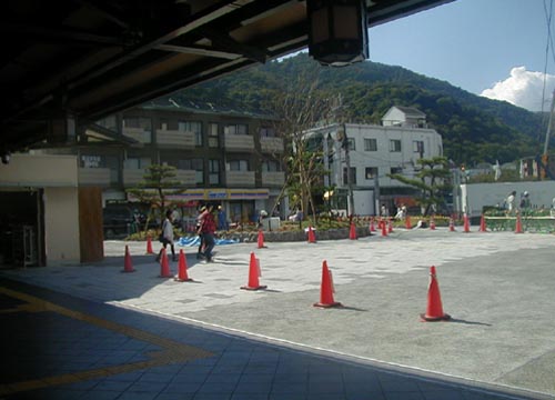 ●嵐山駅前の変化、その123(駅舎から広場、脇道から広場)_d0053294_11362077.jpg