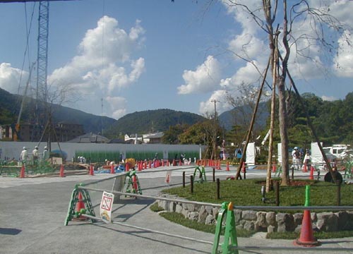 ●嵐山駅前の変化、その123(駅舎から広場、脇道から広場)_d0053294_11364443.jpg
