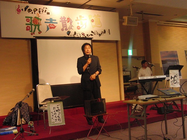 はつらつとした皆さんが歌う「歌声散歩道」_f0141310_784633.jpg