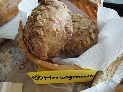 食べ比べ・Kürbisbrotchen_c0193257_2325512.jpg