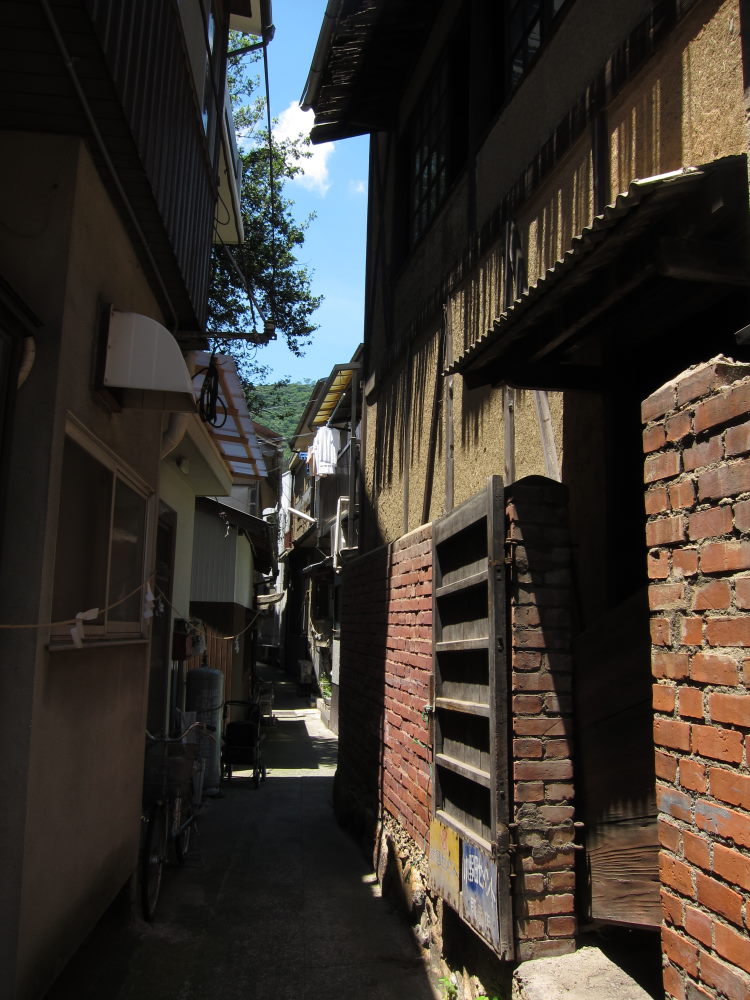 レトロな建物といろいろな時代をほうふつさせる魅力的な路地・鞆の浦(中編）_e0138081_17292050.jpg