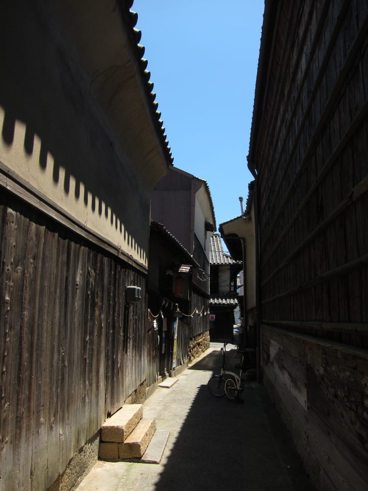 レトロな建物といろいろな時代をほうふつさせる魅力的な路地・鞆の浦(中編）_e0138081_17301562.jpg