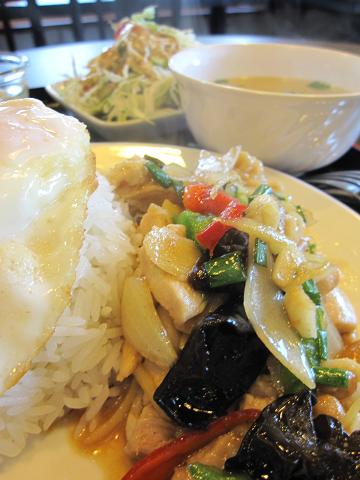 怪しいタイ料理の店_b0019674_4333541.jpg