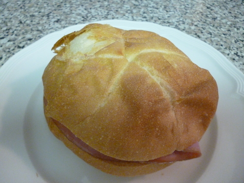 カイザーロールの食べ方 ほぼ満足な日々