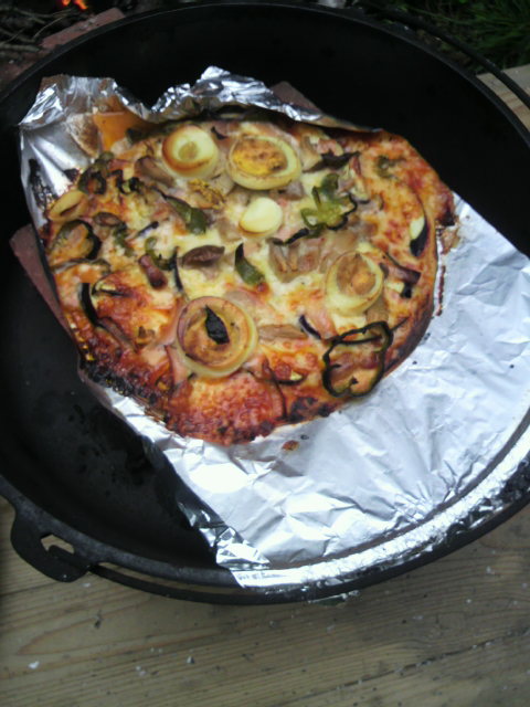 ダッジオーブンでピザを焼きました。_f0052181_22144235.jpg