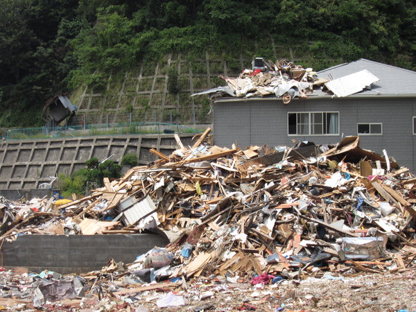 遅れる島の瓦礫撤去作業_b0219534_23421230.jpg