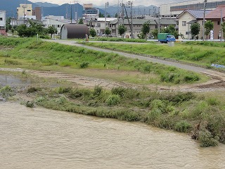 大雨が上がり魚野川の水もひけました_a0084753_14272882.jpg