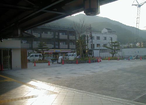 ●嵐山駅前の変化、その125(駅舎から広場、脇道から広場) _d0053294_17503948.jpg