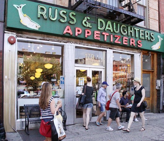 ニューヨークNo1の老舗アペタイザー屋さん、Russ & Daughters_b0007805_7325586.jpg