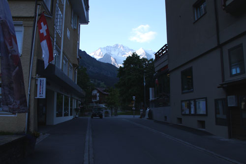 スイスの山巡り5　ウェンゲンの町_e0048413_15341432.jpg